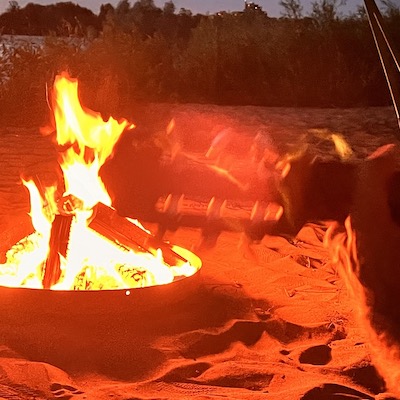 Lagerfeuer am Rhein an der Rodenkirchener Riviera